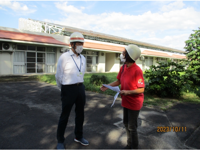 避難所に全員無事避難完了したことを、隊長（苑長）に報告しました。