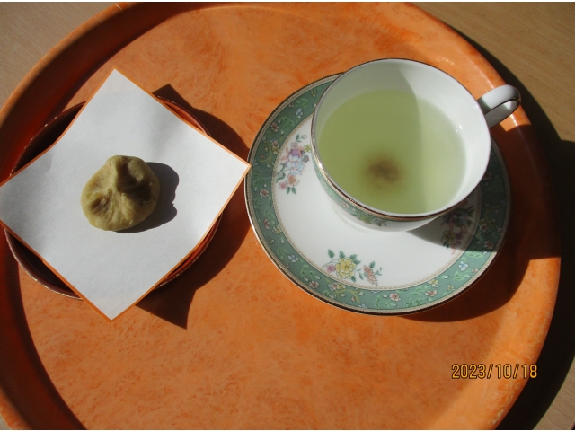 栗きんとんとうめ昆布茶です。