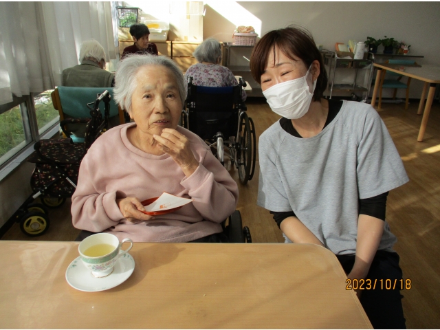 職員とも会話しながら、ティータイムを楽しまれました。