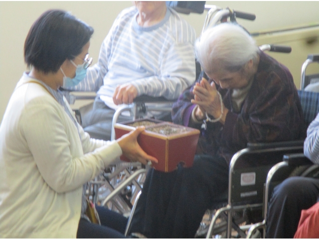 利用者さまも順番に、お焼香をしました。