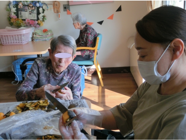 職員と一緒に、包丁で柿の皮を剥きました。