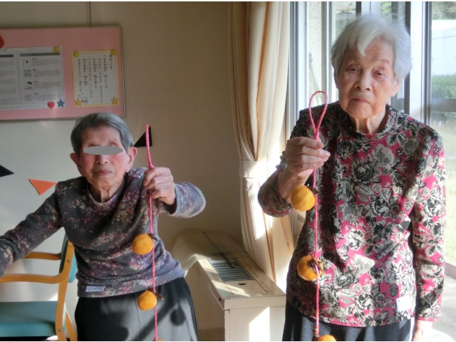 皮を剥いた柿を紐で結びました。