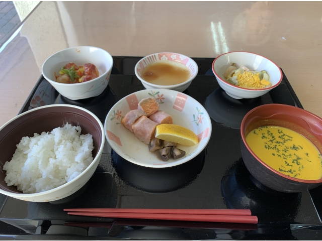 メニュー：ごはん、南瓜ポタージュ、鮭のサルティンボッカ、肉団子ピザ風、アボガドとエビのレモンマヨサラダ、黒蜜生姜豆乳プリンです。