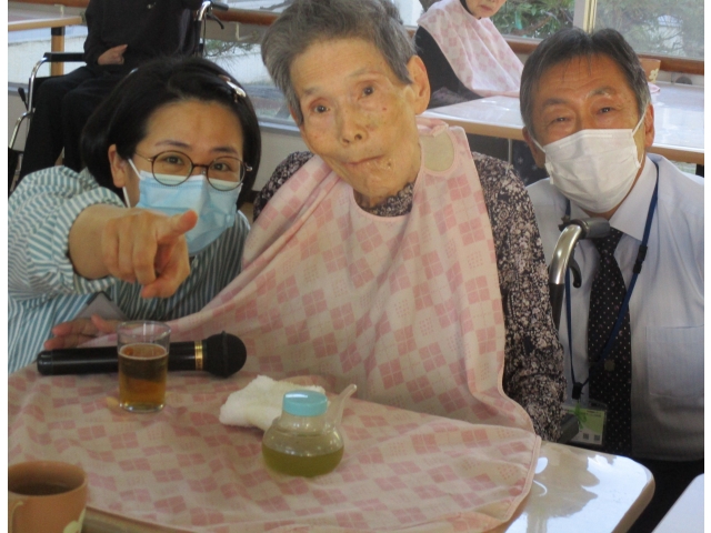 お誕生者を囲んで記念撮影です。