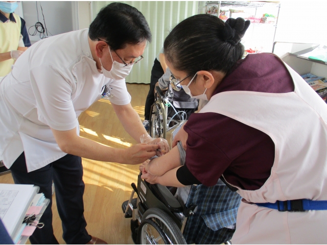 先生が一人一人確認しながら、ワクチンの接種を行いました。