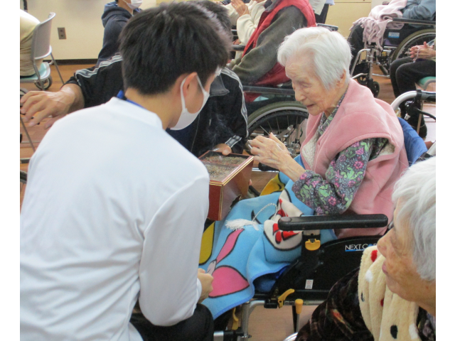 実習生も一緒にお焼香を回りました。