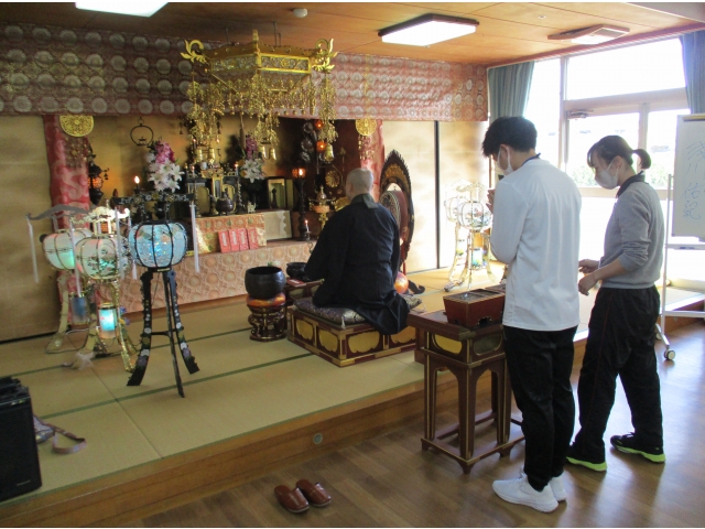 実習生もお焼香しました。