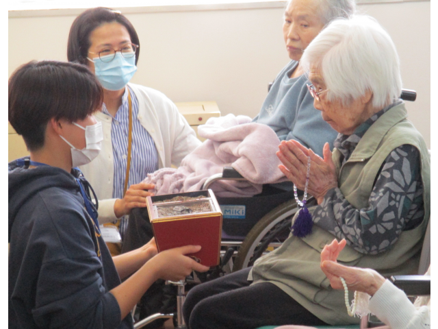 順番に利用者様がお焼香の後手を合わせました。