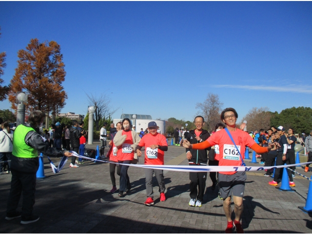 アンカーと一緒にみんなでゴールしました。