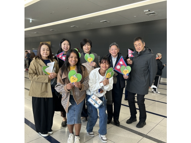 苑長をはじめ、職員が空港でお出迎えをしました。