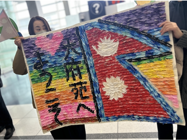 折り鶴で作った歓迎の作品を掲げ、お出迎えしました。