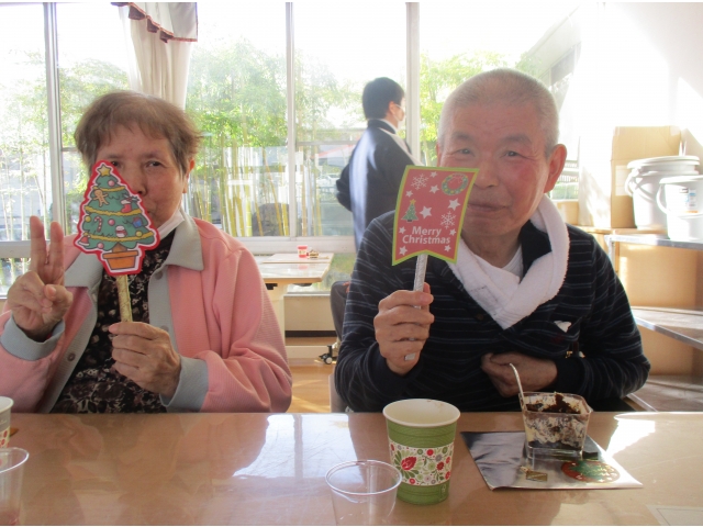 クリスマスのフォトプロップスを持って、記念撮影です。