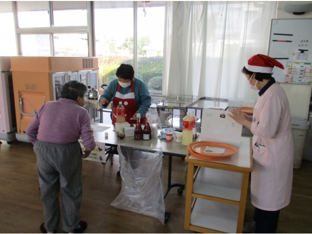 職員もサンタクロースの衣装で、気分を盛り上げました。