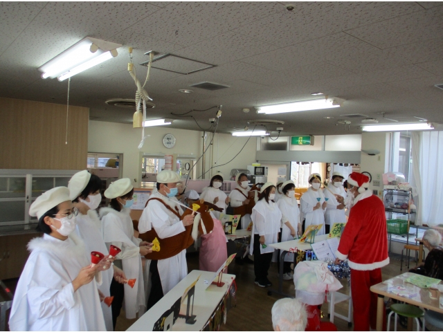 サンタクロースとトナカイ、ハンドベル隊です。