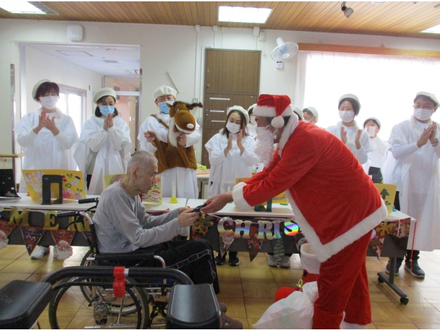 ご利用者様の代表者にプレゼントをお渡ししました。