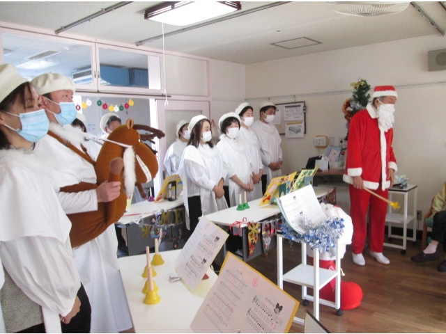 お部屋で食事をされるご利用者様の近くでも演奏しました。