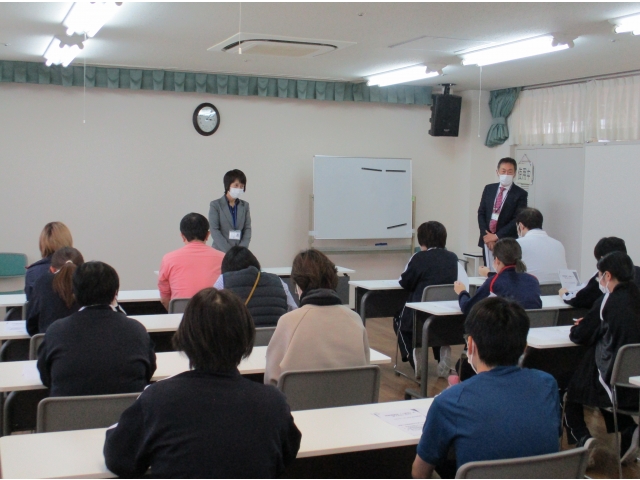 苑長から、講師のご紹介があり、研修がスタートしました。資料に沿ってわかりやすくご説明がありました。