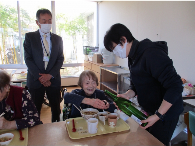 新年の挨拶の後、おとそを召し上がりました。