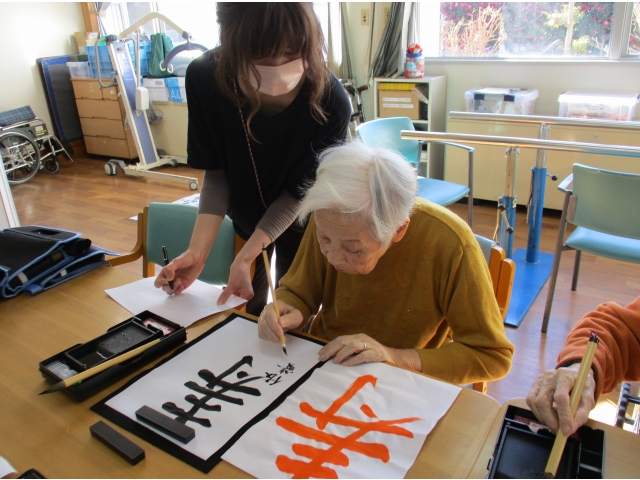 ご利用様がお手本の中から好きな文字を選び、書初めを行いました。