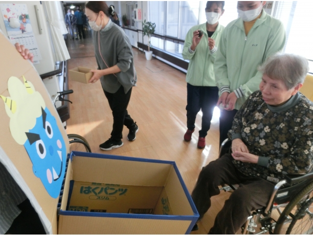 昨年実習生が手作りしてくださった鬼パネルにむかって力強く豆を投げます