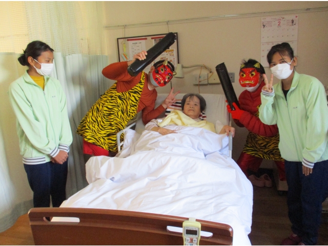 お部屋で過ごされる方も「鬼は外！」最後は実習生さんも一緒に仲良くピース