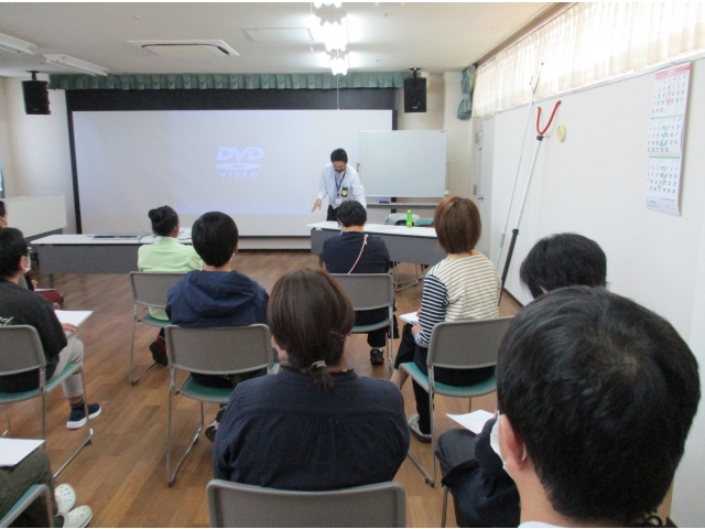 はじめは座学でDVDをを鑑賞しました。
