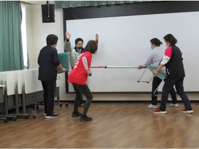 女性職員も声を掛け合い、協力して不審者役を拘束しました。