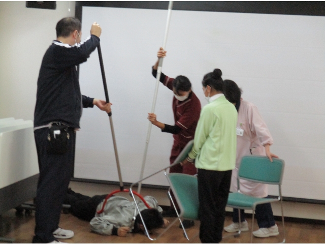 技能実習生の2人も、ひるむことなく不審者役に立ち向かいました。