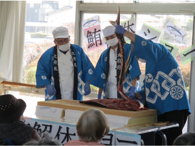 マグロが解体されるたびに、大きな拍手と歓声が起こりました。