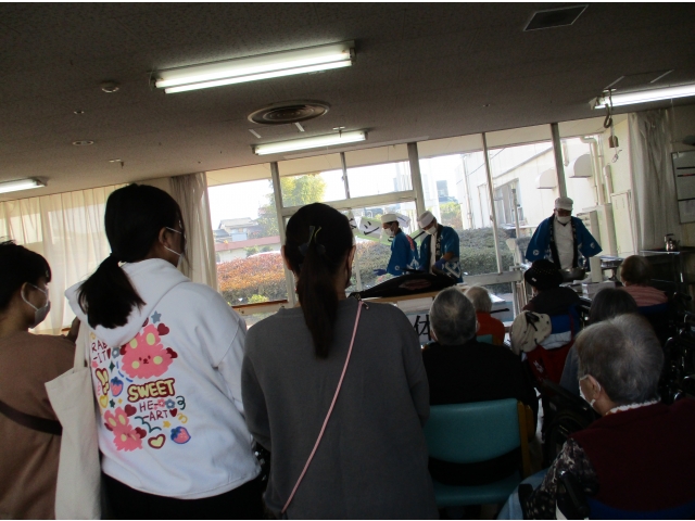 一宮苑の技能実習生も、興味深くマグロの解体ショーを見学しました。