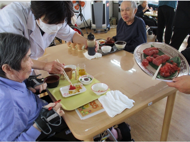 新鮮なマグロ、おかわりの方はいますか～　「次は私も」