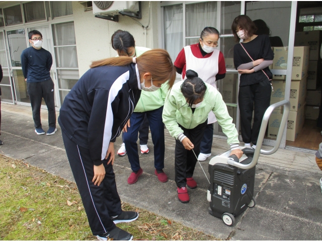 技能実習生も職員と一緒に、ポータブル発電機の発電を経験しました。