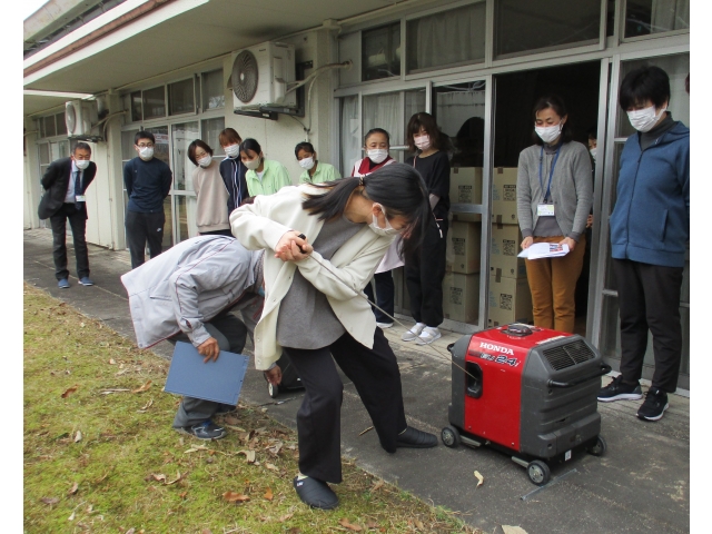 女性職員も力強く紐を引き、発電することができました。