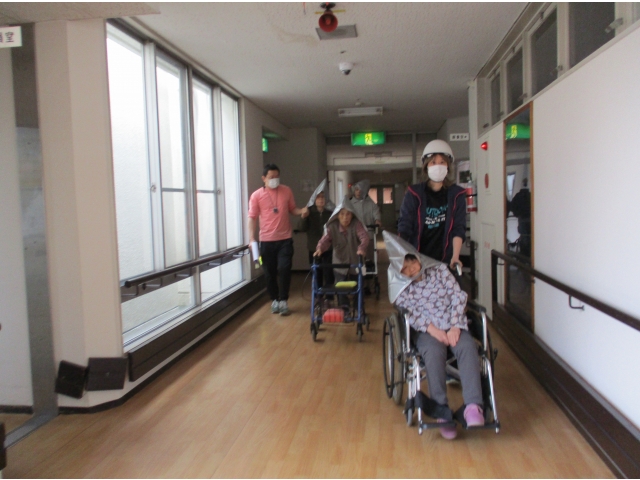 避難誘導を声を掛け合いながら行いました。