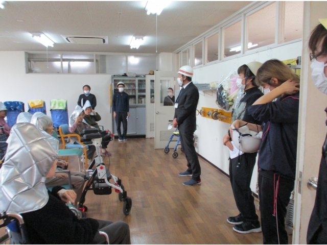 最後に苑長から総評があり、防災訓練は終了しました。