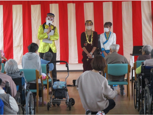 ギリシャ帽をかぶった司会者から技能実習生の紹介がありました。