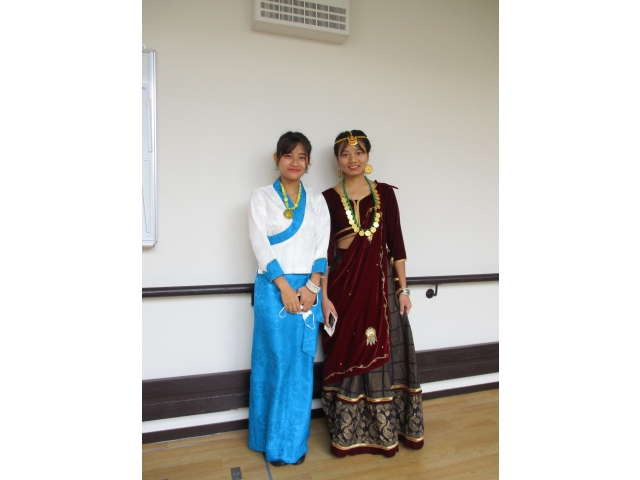 母国ネパールの民族衣装を披露。