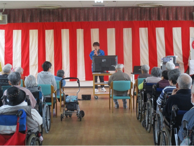 去年に引き続き、男性介護員による歌謡ショー