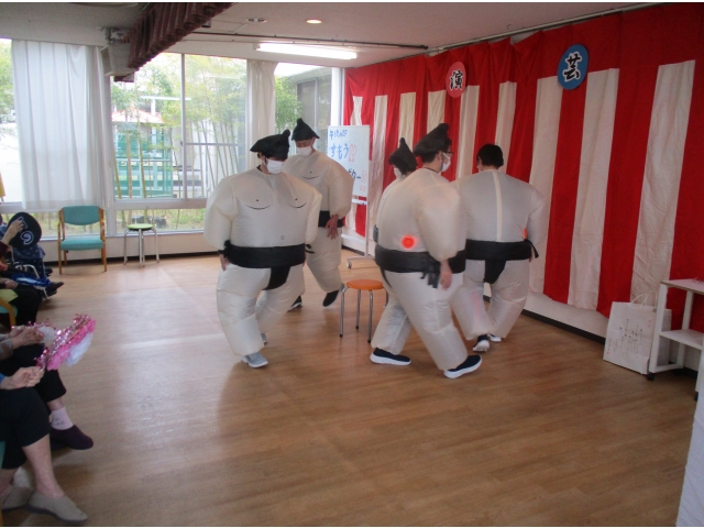 椅子取り相撲で真剣勝負