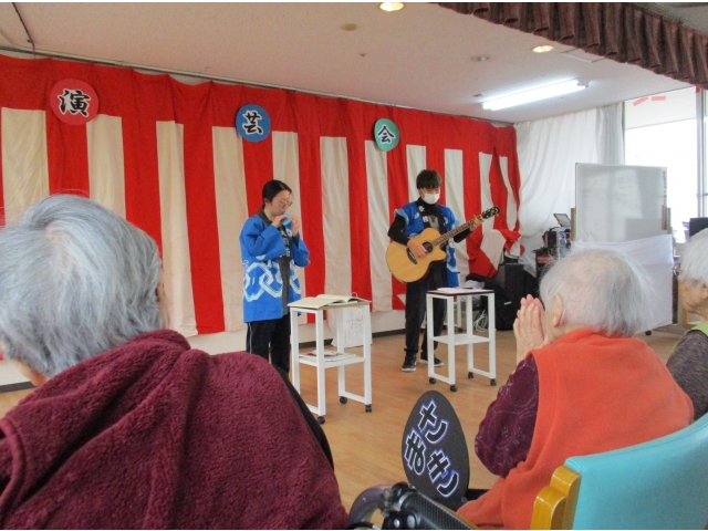 オカリナとギターによる演奏、優しい音色に癒されます