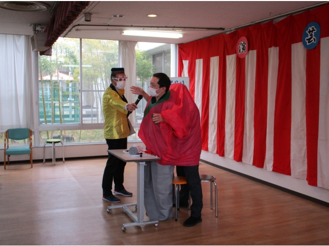 伝統芸「二人羽織」で大笑い