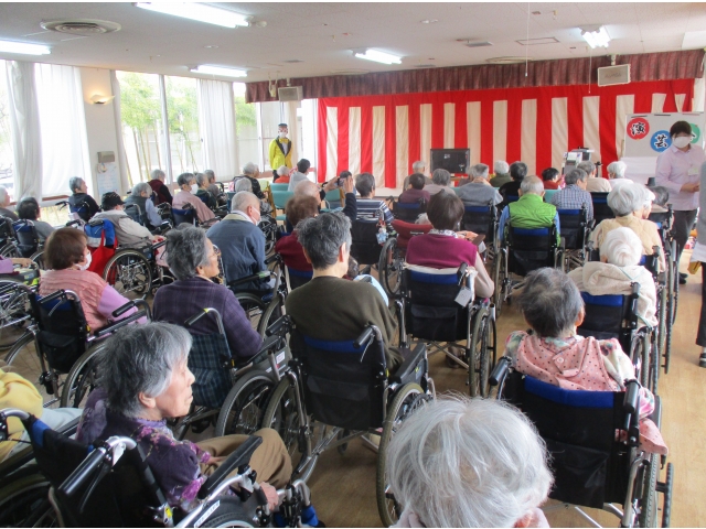 午前と午後の部に分かれ食堂へ集合！