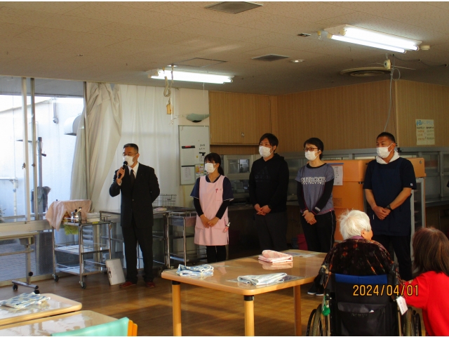 夏目苑長から順番に、ご利用者様へ挨拶がありました。