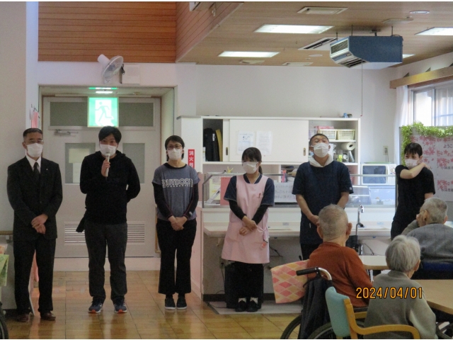 南棟の集会室でのあいさつの様子です。