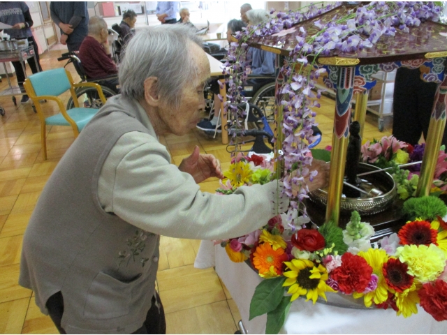 ひしゃくで甘茶を優しくかけていました。