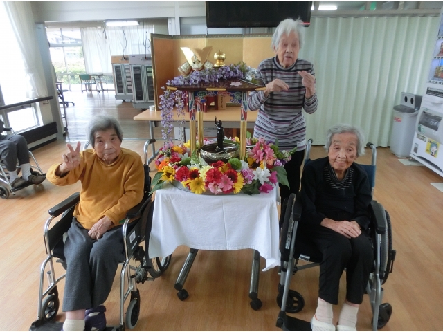 お釈迦様の像を囲んで記念撮影です。