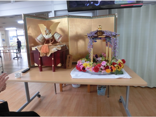 兜飾りの横に、お花も飾りました。