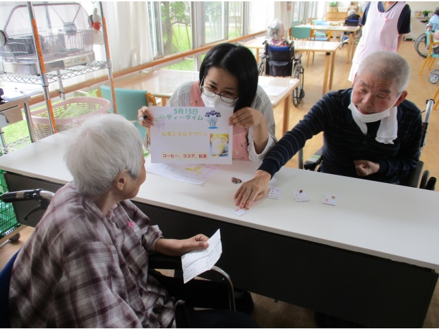 職員とご利用者様で受付をしました。