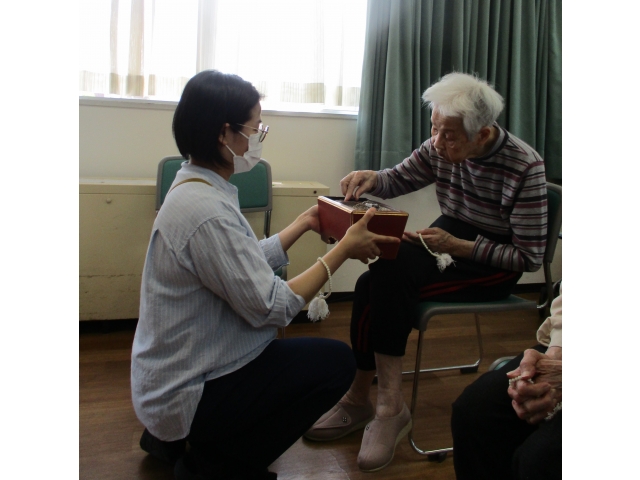 ご利用者様も順番にお焼香を行いました。