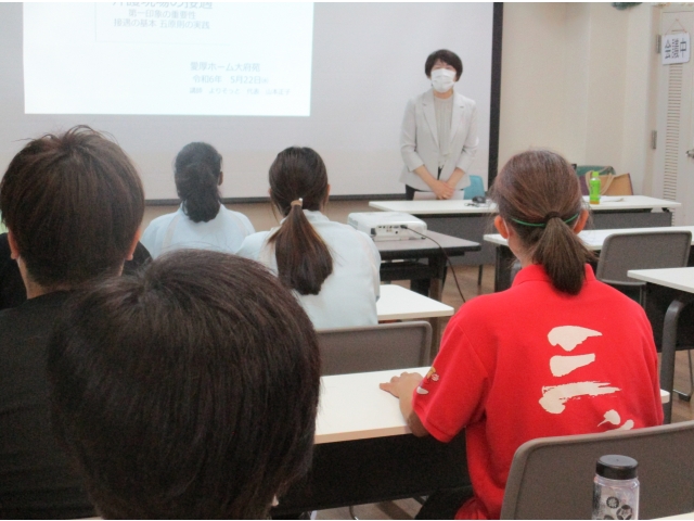 講師の方から、話し方や表情、声の強弱などで相手が受け取る印象の違いなど、具体的な事例で教えていただきました。